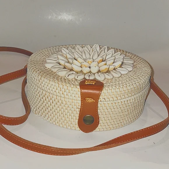 HANDWOVEN RATTAN/RAFFIA & COWRIE SHELL CIRCLE CROSSBODY/SHOULDER BAG - Picture 6 of 10